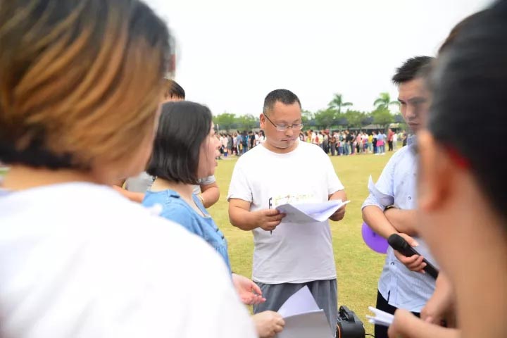 口哨發(fā)令、旗幟落下，比賽的完美呈現(xiàn)，離不開裁判員的辛苦付出，低調(diào)是他們的代名詞