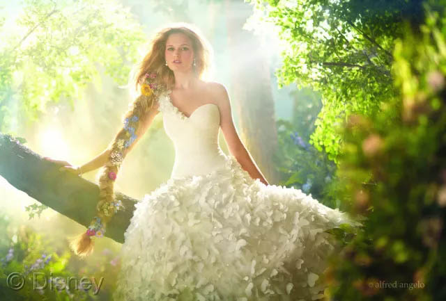 假若將玻璃鋼船艇比喻成一位女生，那么膠衣就是她華美的衣裳！