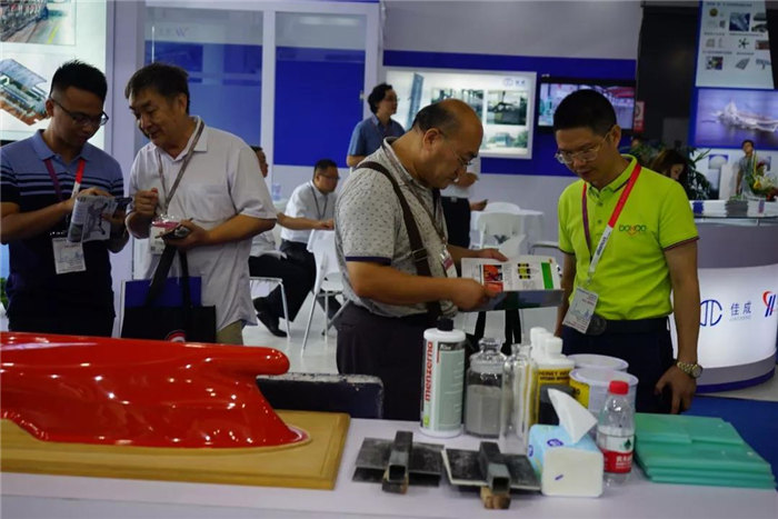 廣東博皓團隊耐心為不斷前來領取資料有意咨詢的賓客進行耐心講解，始終堅持用專業(yè)的技術知識為客戶提供最優(yōu)的解決方案-1