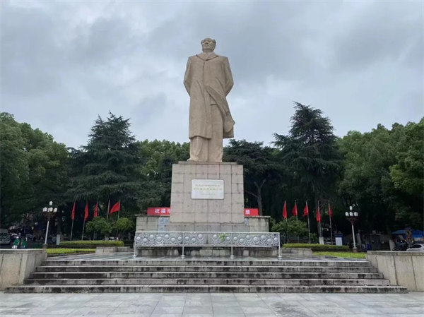 湖南大學，毛主席雕像